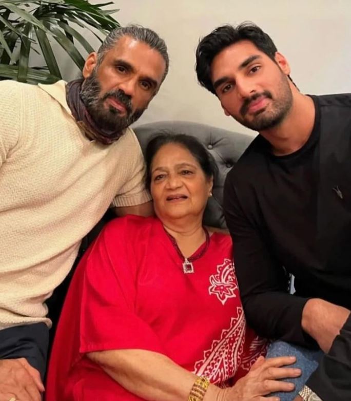 Suniel Shetty with son and mother